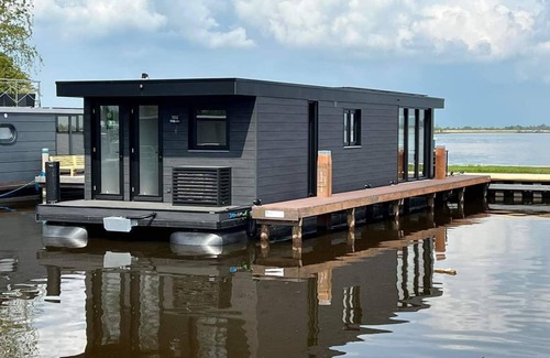 Offingawier Boat Rental | Experience Vakantiewoonboot De Waterparel by Sneekermeer