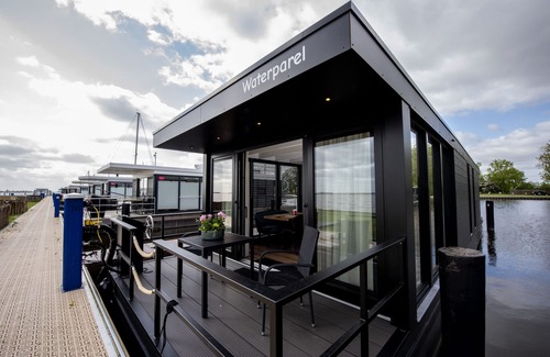 Offingawier Boat Rental | Experience Vakantiewoonboot De Waterparel by Sneekermeer