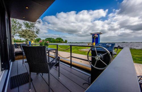 Offingawier Boat Rental | Captivating Vakantiewoonboot De Waterparel with Ocean View