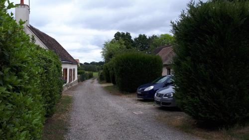 Parigne-lʼEveque Bed & Breakfast | Discover Valérie GOUFFÉ: Pet-Friendly Haven with Dining