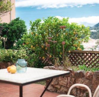 Menton Apartment | Val de Menton, Charmant 3 pièces atypique, jardin et terrasse à 7 minutes à pied du centre ville