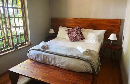Rheenendal House | Top-Rated Vala House Vegan Guesthouse: Pet & Family Friendly
