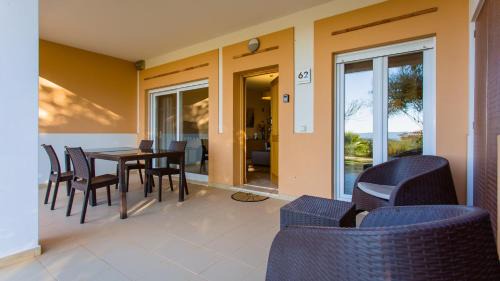 Portimao City Centre Apartment | Beautiful Vale da Ribeira 2BDR House with Pool & Ocean View