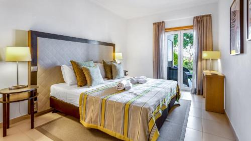 Portimao City Centre Apartment | Beautiful Vale da Ribeira 2BDR House with Pool & Ocean View