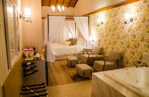 Santa Teresa Hotel | Discover Vale dos Pássaros Pousada e SPA with Hot Tub Bliss
