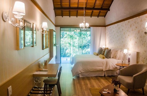 Santa Teresa Hotel | Discover Vale dos Pássaros Pousada e SPA with Hot Tub Bliss