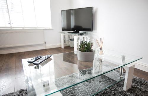 Gravesend Apartment | Pet-Friendly Vale House: Rated 9/10 for Family Comfort