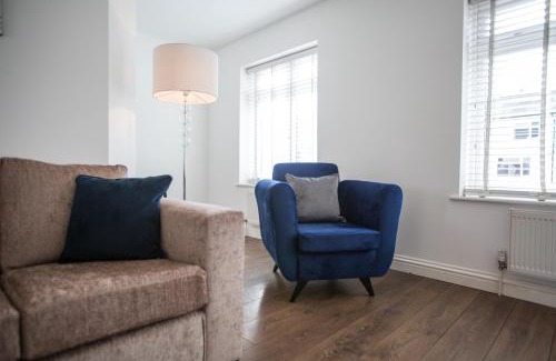 Gravesend Apartment | Pet-Friendly Vale House: Rated 9/10 for Family Comfort