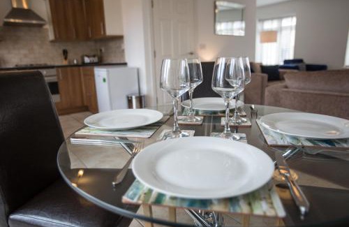 Gravesend Apartment | Pet-Friendly Vale House: Rated 9/10 for Family Comfort