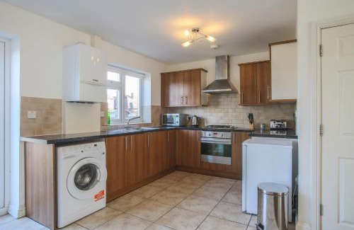 Gravesend Apartment | Pet-Friendly Vale House: Rated 9/10 for Family Comfort