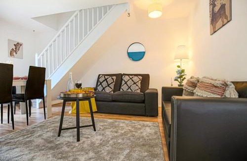 Milton Keynes House | Valens House: Prime Location with Free Parking & Fast Wifi
