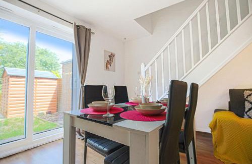 Milton Keynes House | Valens House: Prime Location with Free Parking & Fast Wifi