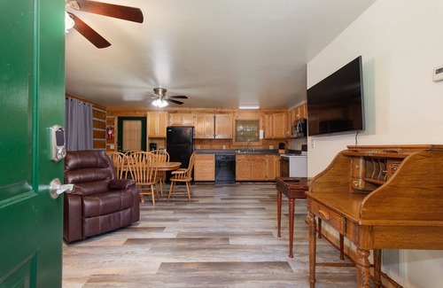Lookout Mountain Cabin | Guest Rated: Valentine Drive Cabin 1 with Kitchen & Breakfast