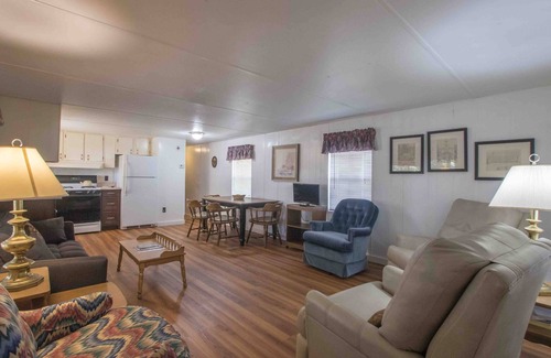 Kingsland House | Relax at Valentine Lakeside - Enjoy Pool and Spa Access