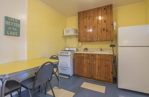 Kingsland Cabin | Valentine Lakeside Cabin: Pet-Friendly Retreat with Pool