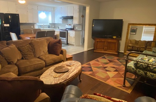 Kingsland House | Valentine Lakeside: Relaxing Lake View Porch House Retreat
