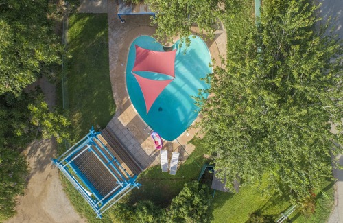 Kingsland House | Valentine Lakeside: Relaxing Lake View Porch House Retreat