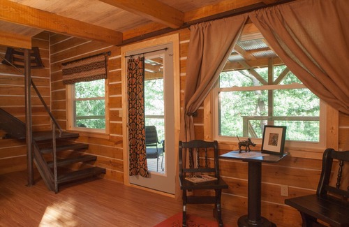 Eureka Springs Cabin | Guest Rated 10/10: Valerian Cabin at Lake Lucerne Resort