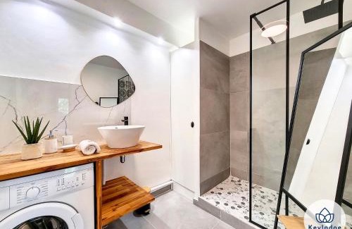 Sainte-Clotilde Centre Apartment | Valeriane: Family-Friendly 4-Star Hotel in Sainte-Clotilde