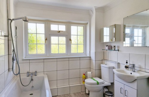 Emsworth House | Family-Friendly Valetta Park: Ocean View Retreat for 6