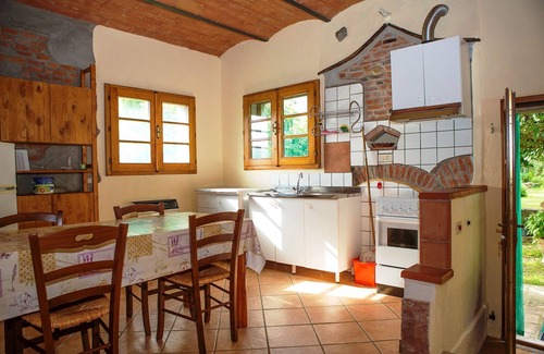 Toiano Villa | Idyllic Tuscan Country House with Pool & Spa Amenities
