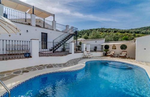 Villanueva de Algaidas Bed & Breakfast | Pet-Friendly Valle de Oro: Oceanfront Paradise with Pool