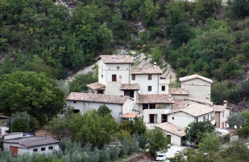 Precetto House | Cozy Valle del Belvedere: Family-Friendly with Fine Dining