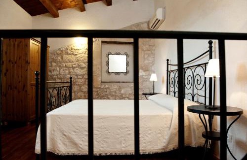 Modica Apartment | Valle dell'Acanto: Oceanfront Stay with Pool and Breakfast