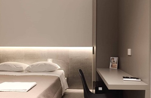 Grammichele Hotel | Welcoming Valle Verde: Family-Friendly with Pool & Dining