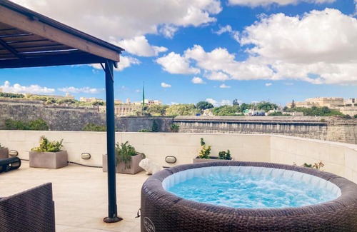 Kalkara Apartment | Experience Valletta and Grand Harbour Lookout with Hot Tub