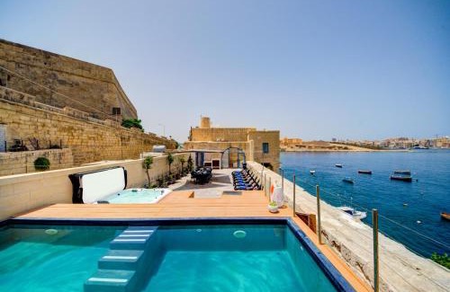 Valletta Villa | Relaxing Valletta Waterfront Villa with Pool and Hot Tub