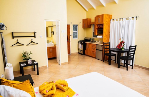 St. Andrew House | Valley Breeze Guest House: Relaxing Retreat with Spa & Pool