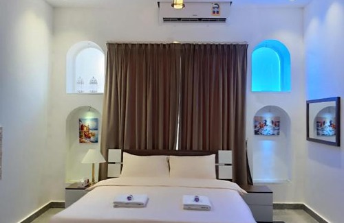 Nizwa House | Discover Valley CLIFF INN: Oceanfront Retreat with Pool