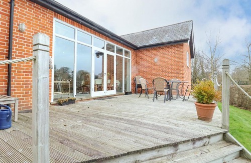 Melton House | Charming Valley Farm Cottage: Family-Friendly Retreat