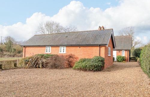 Melton House | Charming Valley Farm Cottage: Family-Friendly Retreat