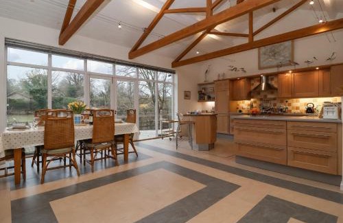 Melton House | Charming Valley Farm Cottage: Family-Friendly Retreat