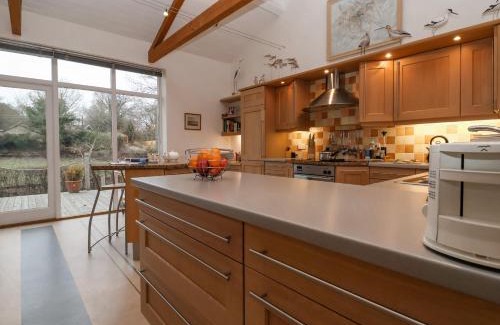 Melton House | Charming Valley Farm Cottage: Family-Friendly Retreat