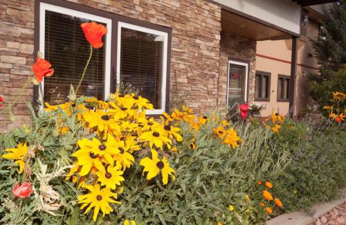 Winter Park Hotel | Valley Hi Hotel: Family-Friendly Retreat with Hot Tub Access