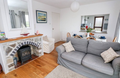 Penycwm Cottage | Pet-Friendly Valley High: Cozy Country Cottage Retreat