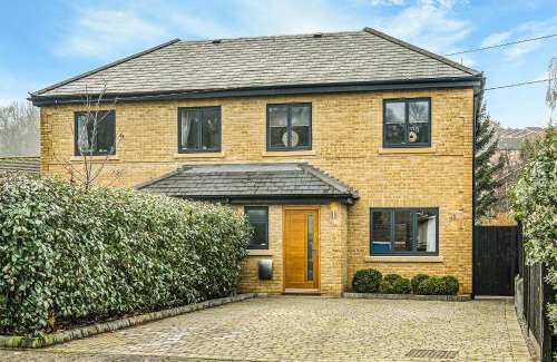 London Borough of Bromley Apartment | Experience Valley House: A 5-Star Pet-Friendly Retreat