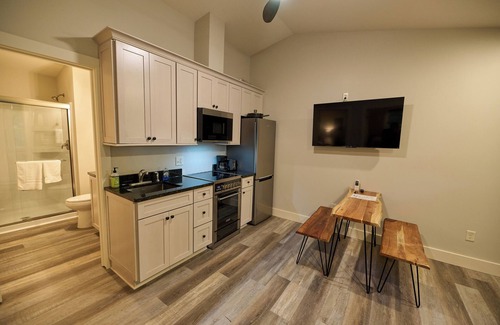 Cuyahoga Falls Cabin | Guest Rated: 9.8 - Valley Overlook 2BR Cabin near Blossom