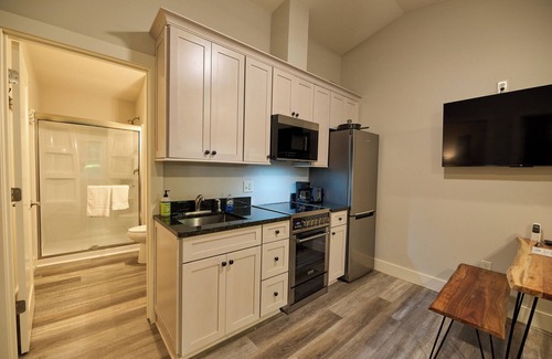 Cuyahoga Falls Cabin | Guest Rated: 9.8 - Valley Overlook 2BR Cabin near Blossom