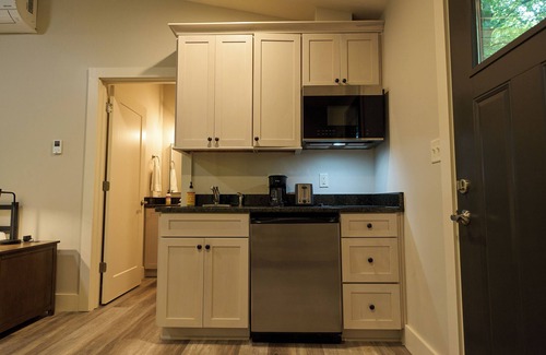 Cuyahoga Falls Cabin | Discover Valley Overlook - Cozy Cabin with Kitchen & Kids' Amenities