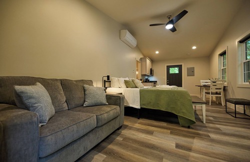 Cuyahoga Falls Cabin | Discover Valley Overlook - Cozy Cabin with Kitchen & Kids' Amenities