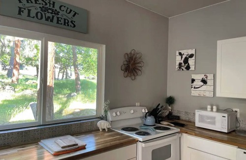 Medford Cottage | Discover Valley Top Private Oasis with Family-Friendly Amenities