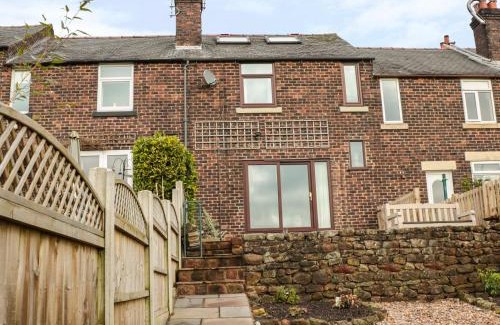 Foxt House | Cozy Valley View Cottage: Pet Friendly & Rated 10/10