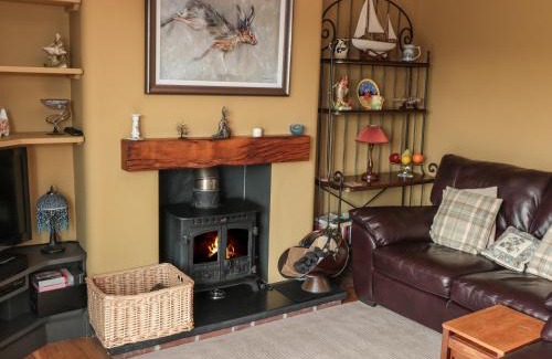 Foxt House | Cozy Valley View Cottage: Pet Friendly & Rated 10/10