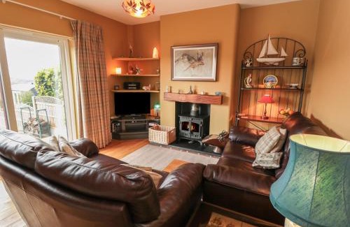 Foxt House | Cozy Valley View Cottage: Pet Friendly & Rated 10/10