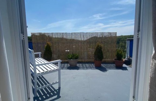 Llanteg House | Unforgettable Valley View with Ocean and Child-Friendly Access