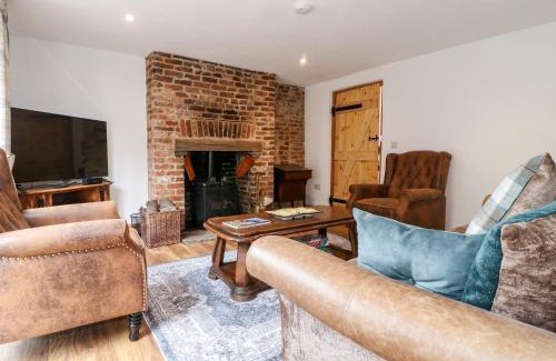 Hulland Ward House | Experience Valley View: 4-Star Family & Pet-Friendly Retreat